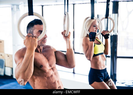 El hombre muscular en ejercicios de fitness en el gimnasio crossfit anillo  Fotografía de stock - Alamy