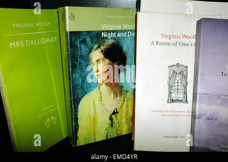 Una colección de portadas de libros de Virginia Woolf fotografiado contra un fondo negro. Foto de stock