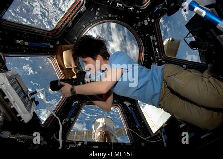 Expedición de la Estación Espacial internacional el astronauta de la Agencia Espacial Europea 42 Samantha Cristoforetti toma fotos desde el interior de la cúpula mirar la tierra, 3 de febrero de 2015 en la órbita de la tierra. Foto de stock