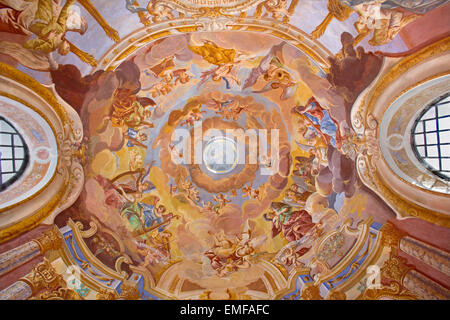 Banska Stiavnica - Ángeles con los instrumentos de música. Fresco en la cúpula en el centro barroco de la iglesia el calvario de los años 1745. Foto de stock