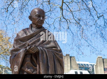 Una estatua de Mahatma Gandhi, situado en la Plaza del Parlamento de Londres. Foto de stock