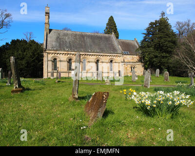 La iglesia y el cementerio de los jardines de Howick Hall, Northumberland, Inglaterra. Foto de stock