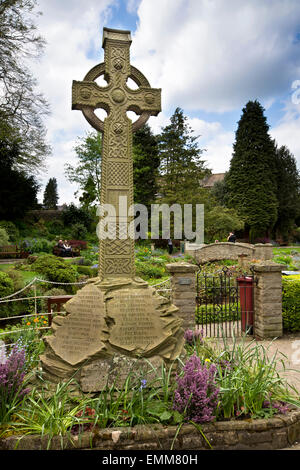 Reino Unido, Inglaterra, Lancashire, Ribble Valley, Waddington, Celtic Cross Memorial de Guerra Foto de stock