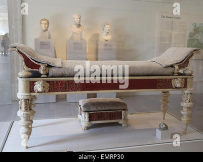 Mobiliario romano. Sillón con reposapiés hueso tallado y incrustaciones