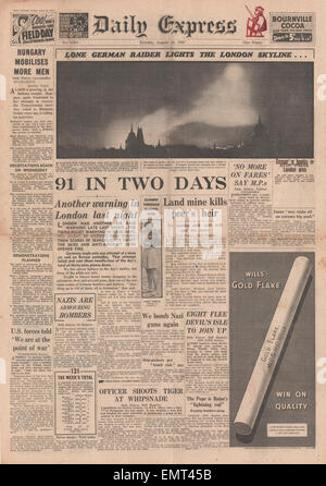 1940 Primera página Daily Express de Londres es bombardeado Foto de stock