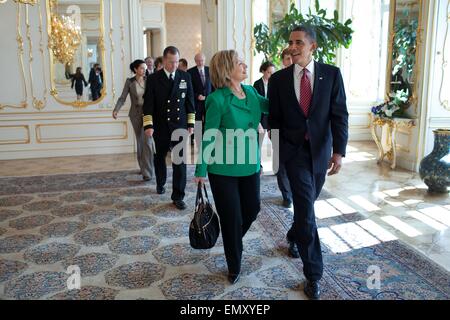 El presidente estadounidense, Barack Obama, camina con la Secretaria de Estado, Hillary Clinton, tras una reunión bilateral con el presidente Dmitry Medvedev de Rusia, en el Castillo de Praga el 8 de abril de 2010 en Praga, República Checa.