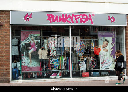 Exterior de una sucursal de la tienda de ropa para adolescentes alegre  pescado, Kingston upon Thames, Surrey, Inglaterra Fotografía de stock -  Alamy