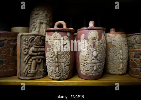 Ollas de barro vidriado para la venta en un puesto callejero en Guatemala  Fotografía de stock - Alamy