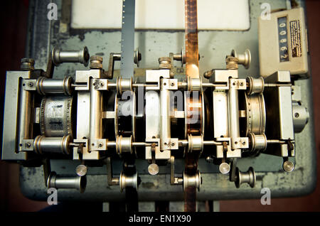 Máquina de edición de película de 35 mm detalle, carrete y tira rodando, el  enfoque selectivo vintage efecto de color Fotografía de stock - Alamy