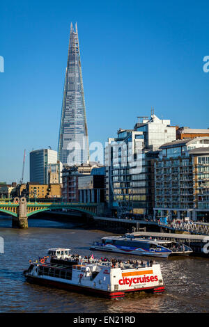 City Cruises barco de río y Thames Clipper, el Río Támesis, Londres, Inglaterra