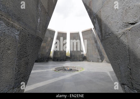 Recuerdo del genocidio armenio, santuario de la Eternidad, Tsitsernakaberd, Yerevan, Armenia Foto de stock