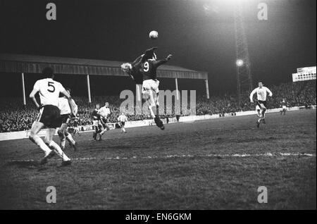 Fulham 1 v. el Nottingham Forest 1. 1975 FA Cup ejecutar cuarta ronda, primera repetición. La acción del juego. 3 de febrero de 1975 Foto de stock