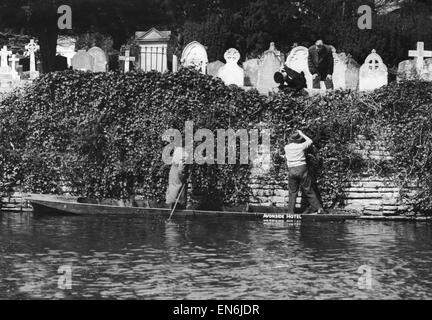 Los miembros del CID peinando el cementerio y el río banco de pruebas el 29 de abril de 1954. Olive Bennett los solteros enfermera encontrado muerto en el río Avon en Stratford. En la noche de su muerte, el sábado, 24 de abril de 1954, el aceite de oliva puede Bennett, de 45 años, fue visto Foto de stock