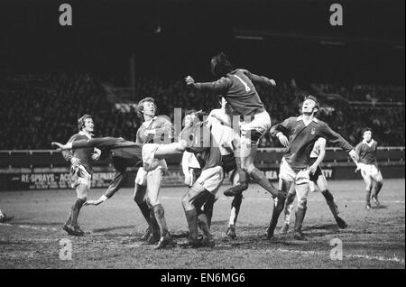 Fulham 0 v. el Nottingham Forest 0. La Fa Cup de 1975. Cuarta ronda la acción del juego. El 28 de enero de 1975. Foto de stock