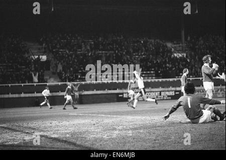 Fulham 2 v. el Nottingham Forest 1. 1975 FA Cup, cuarta ronda, tercera repetición. Fulham celebrar la puntuación. El 5 de febrero de 1975. Foto de stock