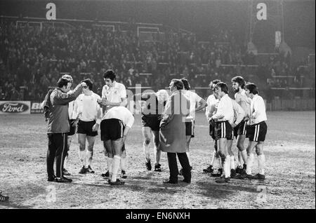 Fulham 2 v. el Nottingham Forest 1. 1975 FA Cup ejecutar cuarta ronda, tercera repetición. Fulham jugadores en la mitad de tiempo. 05/02/1975 Foto de stock