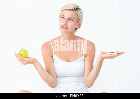Pretty Woman decidir entre pizza y Apple Foto de stock