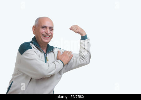 Retrato del hombre viejo lucir músculo