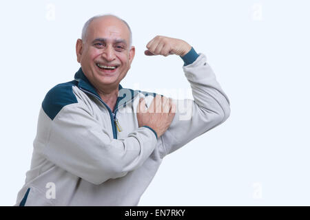Retrato del hombre viejo lucir músculo