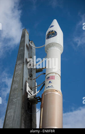 Los Estados de lanzamiento del cohete Atlas V de la alianza con la NASA multiescala magnetosférica (MMS) a bordo de la nave se observa poco después de llegar a la plataforma de lanzamiento el miércoles, 11 de marzo de 2015, en la estación de la Fuerza Aérea de Cabo Cañaveral el complejo de lanzamiento espacial 41 en la Florida. Lanzamiento del cohete Atlas V está programada para el 12 de marzo y llevará las cuatro naves espaciales en órbita MMS idénticos para proporcionar la primera vista tridimensional de una reconexión magnética. Foto de stock