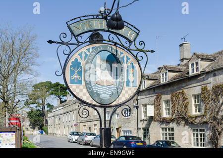 Ciudad signo decorativo en la bonita ciudad de Cotswold Northleach Foto de stock