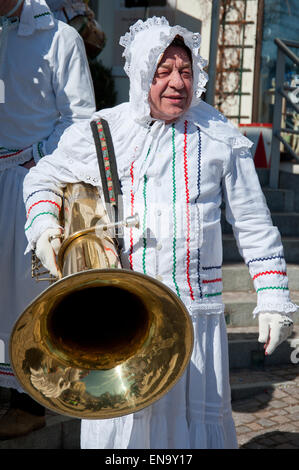 Trommelweib con instrumento musical durante el desfile de carnaval en Bad Aussee, Estiria, Austria Foto de stock