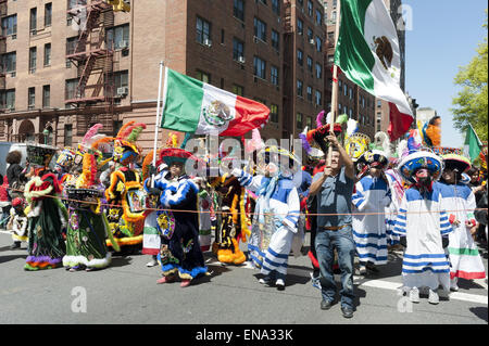 Bailarines Chinelos en el desfile del Cinco de Mayo en Central Park West en Nueva York. Foto de stock