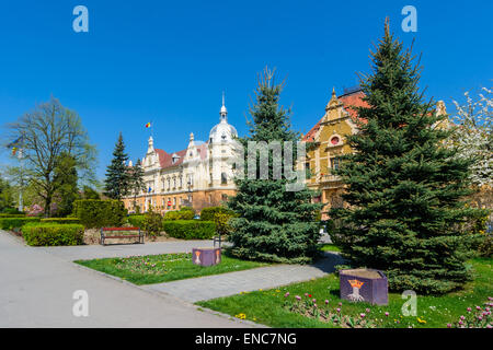 Brasov ayuntamiento está hecho en una arquitectura de estilo neobarroco, desde el siglo XIX Foto de stock