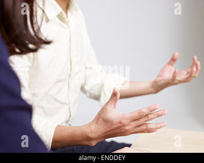 Gente de negocios hablando en Office