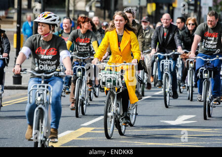 Belfast, Irlanda del Norte. 26 Apr 2015 - un número de gente volvió a ser el primero en el nuevo paseo público de bicicletas de alquiler en Belfast.