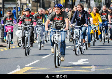 Belfast, Irlanda del Norte. 26 Apr 2015 - un número de gente volvió a ser el primero en el nuevo paseo público de bicicletas de alquiler en Belfast.