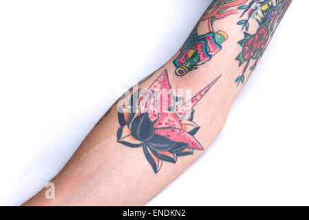 Un tatuaje de una rosa de origami grúa con un patrón de flores de cerezo en un loto negro rodeado por restos de otros tatuajes en forear