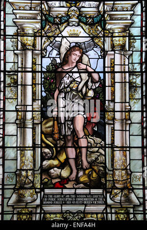 Vidriera en la iglesia de St Anns en Manchester. Foto de stock