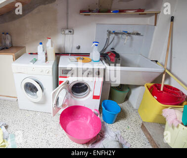 Máquinas de lavar ropa en una antigua lavandería. Enero de 2019 Fotografía  de stock - Alamy