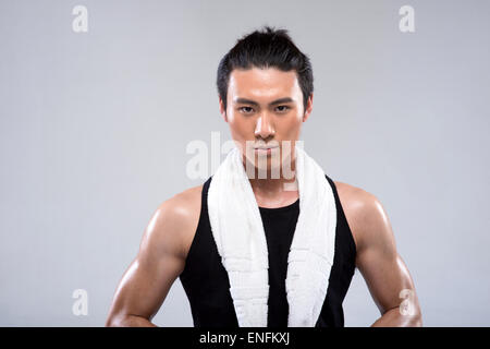 Jeune homme noir s'exerçant sur les barres inégales dans le parc, concept  crossfit, homme afro-américain faisant des exercices sur les barres  inégales dans la rue, sur Photo Stock - Alamy