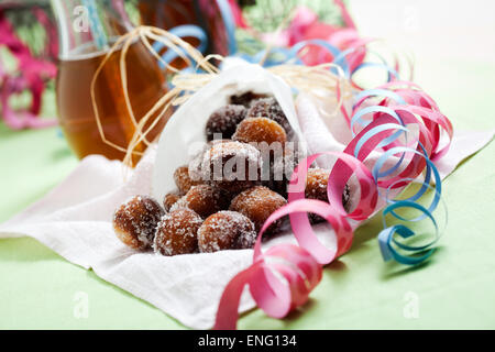 Vappu tradicional finlandesa de alimentos, azúcar rosquillas de SIMA Foto de stock