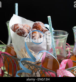 Vappu tradicional finlandesa de alimentos, azúcar rosquillas de SIMA Foto de stock