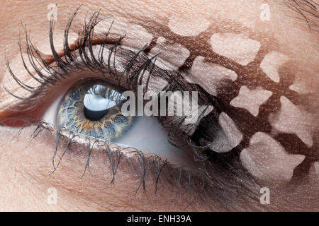 Macro ojo verde cerca con agregado digitalmente maquillaje de ojos Foto de stock