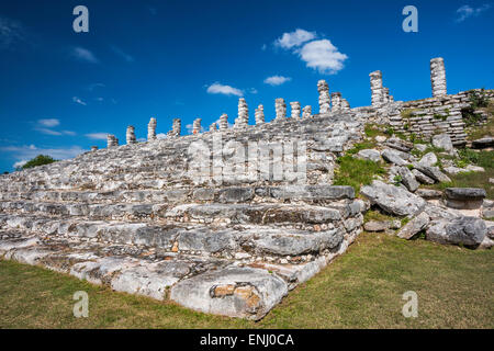 El edificio de las pilastras, ruinas mayas de Ake, Yucatán, México Foto de stock