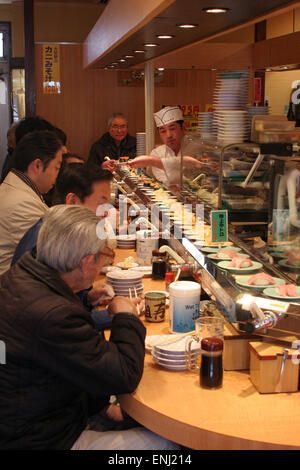 Sushi Bar rotatorio en Tokio, Japón Foto de stock