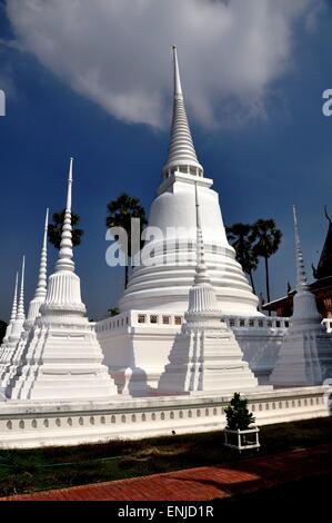 Ayutthaya, Tailandia: blancos pequeños Chedis acampanada con chapiteles anilladas rodean un Chedi central blanco grande Foto de stock