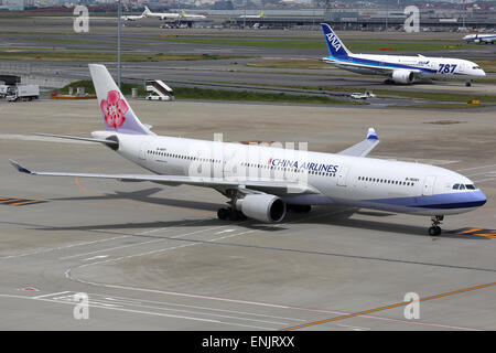 Tokyo Haneda, Japón - May 27, 2014: China Airlines Airbus A330-300 con el registro B-18351 en Tokio el aeropuerto de Haneda (HND)