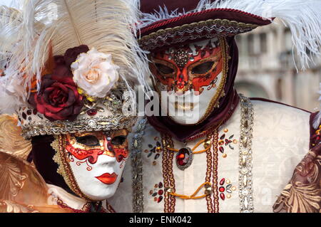 Señora y caballero en rojo y blanco, máscaras de carnaval de Venecia, Venecia, Véneto, Italia, Europa