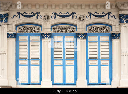 Cerca de las casas antiguas y tradicionales con ventanas con persianas y  molduras decorativas en Little India, Singapur Fotografía de stock - Alamy