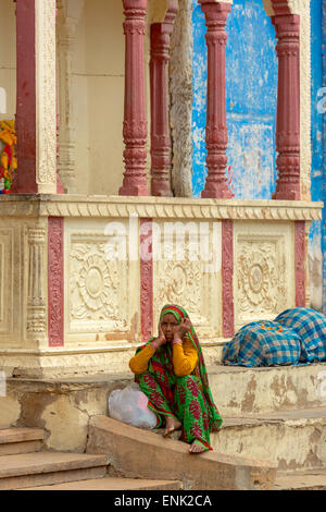 PUSHKAR, INDIA - Noviembre , sin identificar mujeres indígenas jóvenes visten sus coloridos y tradicionales bufandas en Pushkar Mela Foto de stock