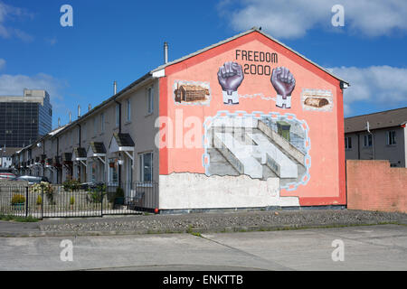 Mural político sobre una casa en Belfast, Irlanda del Norte