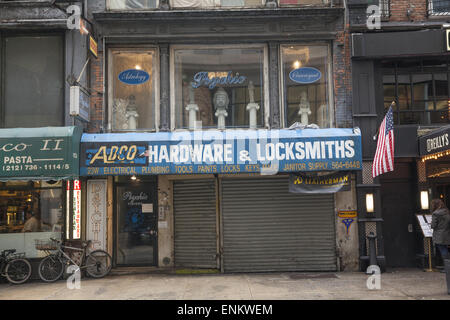 Tienda de hardware con psychic arriba, West 35th Street, Manhattan, Ciudad de Nueva York. Foto de stock