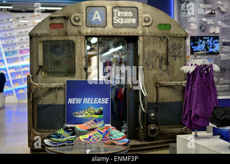 Asics Store-Times Square, Zapatillas, NUEVA YORK, Fotografía de stock - Alamy