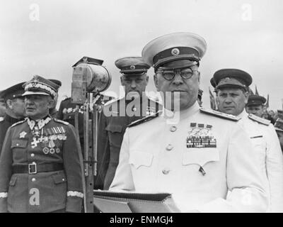 GEORGY ZHUKOV (1896-1974) comandante del ejército soviético en una visita a Polonia en 1945 para recibir varias condecoraciones, junto con el Mariscal Konstantin Rokossovsky en justo detrás de él. Foto Boris Pushkin Foto de stock