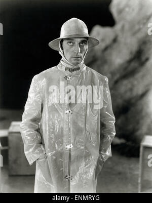US-Der amerikanische Schauspieler Buster Keaton (1895 - 1966) im Regenmantel, ca. Ende der 1940er. Foto de stock